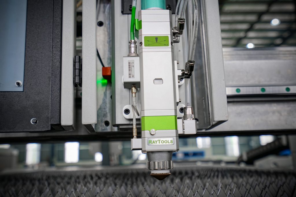 3015 Platform tunggal Mesin pemotong logam laser gentian 3000w kuasa laser Raycus IPG